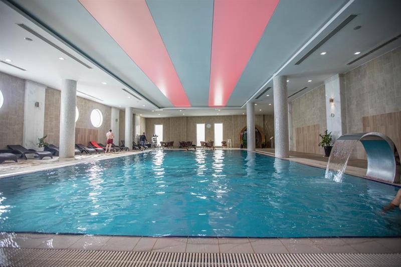 Titanic Hotel & Spa Sulaymaniyah Exteriér fotografie The swimming pool at the hotel